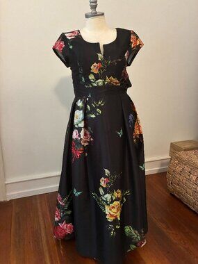Black floral gown with POCKETS! sz 12/14